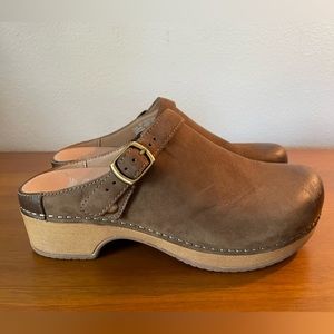 Dansko Berry Slip-On Mule Clogs in Mushroom Size EU 37  US 6.6-7